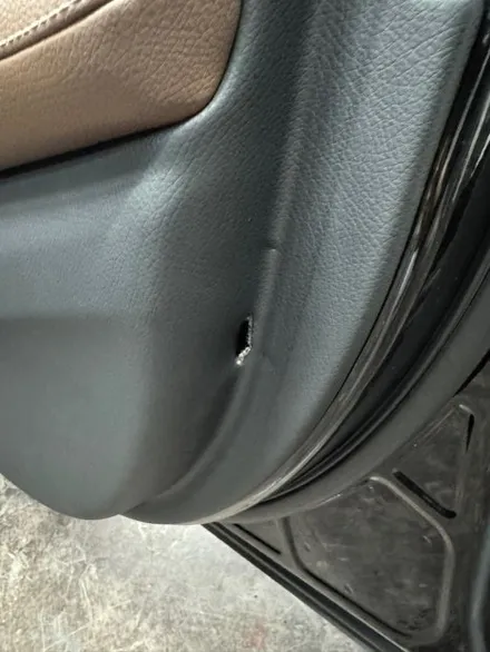 벤츠 E350 보조석 안전벨트에 찍힌 도어트림 복원 용인 자동차실내복원 전문 / 경기 화성