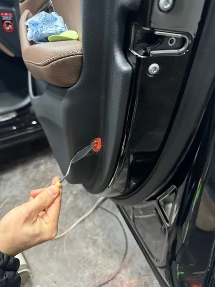 벤츠 E350 보조석 안전벨트에 찍힌 도어트림 복원 용인 자동차실내복원 전문 / 경기 화성