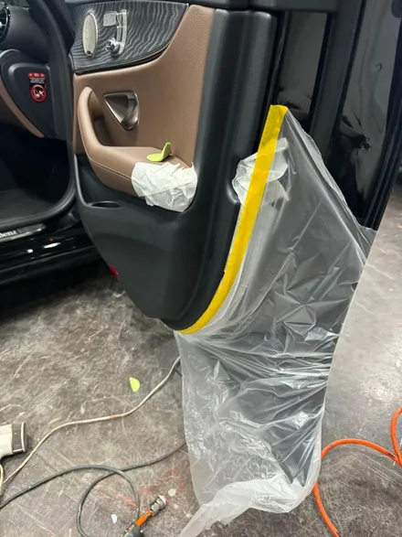 벤츠 E350 보조석 안전벨트에 찍힌 도어트림 복원 용인 자동차실내복원 전문 / 경기 화성