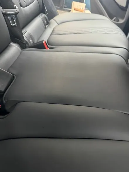 BMW X7 카시트 설치하다가 시트 찍힌것과 트렁크 컵홀더 옆에 찢겨나간것 복원 / 경기 화성