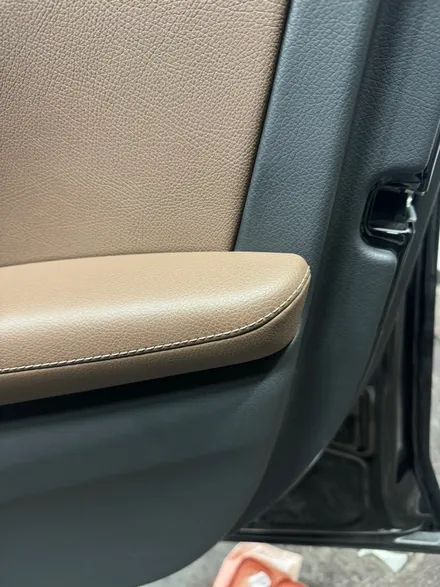 벤츠 E350 보조석 안전벨트에 찍힌 도어트림 복원 용인 자동차실내복원 전문 / 경기 화성