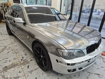 올드카 랩핑으로 확 달라진 느낌! :) BMW 7시리즈 고광택 타이니봇 밀크 그레이 / 화성 동탄치동천로