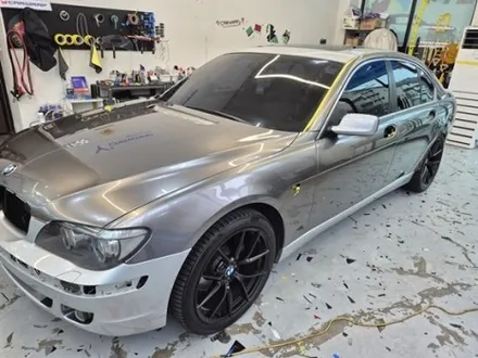 올드카 랩핑으로 확 달라진 느낌! :) BMW 7시리즈 고광택 타이니봇 밀크 그레이 / 화성 동탄치동천로