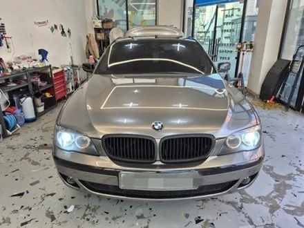 올드카 랩핑으로 확 달라진 느낌! :) BMW 7시리즈 고광택 타이니봇 밀크 그레이 / 화성 동탄치동천로