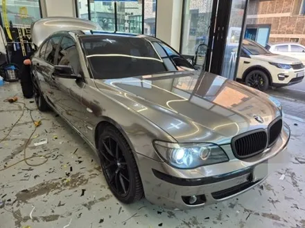 올드카 랩핑으로 확 달라진 느낌! :) BMW 7시리즈 고광택 타이니봇 밀크 그레이 / 화성 동탄치동천로
