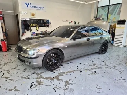 올드카 랩핑으로 확 달라진 느낌! :) BMW 7시리즈 고광택 타이니봇 밀크 그레이 / 화성 동탄치동천로