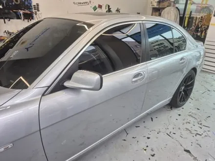 올드카 랩핑으로 확 달라진 느낌! :) BMW 7시리즈 고광택 타이니봇 밀크 그레이 / 화성 동탄치동천로