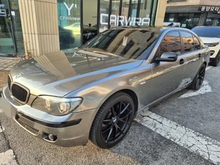 올드카 랩핑으로 확 달라진 느낌! :) BMW 7시리즈 고광택 타이니봇 밀크 그레이 / 화성 동탄치동천로