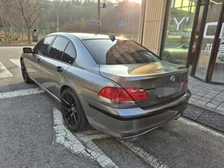 올드카 랩핑으로 확 달라진 느낌! :) BMW 7시리즈 고광택 타이니봇 밀크 그레이 / 화성 동탄치동천로