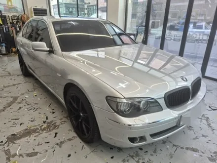 올드카 랩핑으로 확 달라진 느낌! :) BMW 7시리즈 고광택 타이니봇 밀크 그레이 / 화성 동탄치동천로