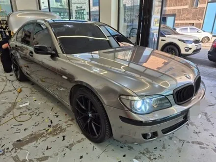 올드카 랩핑으로 확 달라진 느낌! :) BMW 7시리즈 고광택 타이니봇 밀크 그레이 / 화성 동탄치동천로
