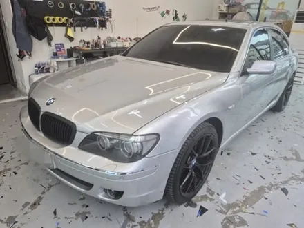 올드카 랩핑으로 확 달라진 느낌! :) BMW 7시리즈 고광택 타이니봇 밀크 그레이 / 화성 동탄치동천로