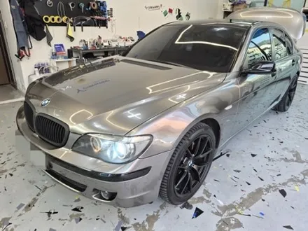 올드카 랩핑으로 확 달라진 느낌! :) BMW 7시리즈 고광택 타이니봇 밀크 그레이 / 화성 동탄치동천로