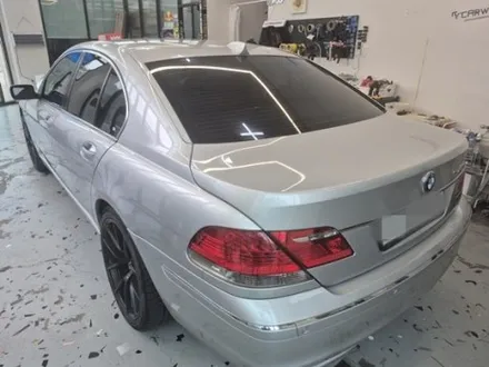 올드카 랩핑으로 확 달라진 느낌! :) BMW 7시리즈 고광택 타이니봇 밀크 그레이 / 화성 동탄치동천로