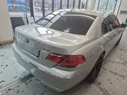 올드카 랩핑으로 확 달라진 느낌! :) BMW 7시리즈 고광택 타이니봇 밀크 그레이 / 화성 동탄치동천로