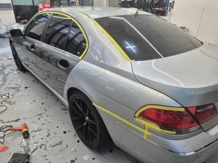 올드카 랩핑으로 확 달라진 느낌! :) BMW 7시리즈 고광택 타이니봇 밀크 그레이 / 화성 동탄치동천로