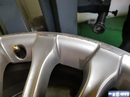 아우디A8 50TDI 고스트크롬휠 도장복원 및 타이어교체[인천휠수리복원][부천휠수리복원] / 인천 서구 금곡동