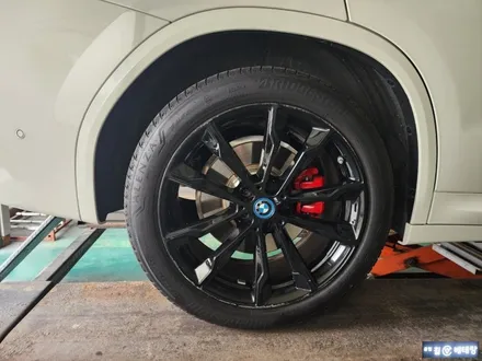 BMW NEW X3 유광블랙 순정복원 [휠손상복원][대차서비스] / 인천 서구 금곡동
