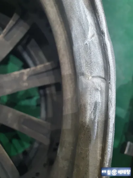 벤츠E63 amg 크렉수리 및 중고타이어교환 [바람빠짐현상][휠수리복원] / 인천 서구 금곡동