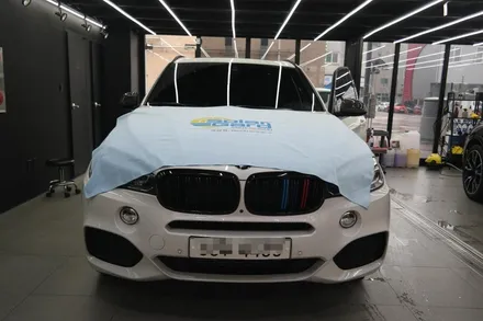 김포썬팅 전문샵 제노사이드 BMW X5 전면 솔라가드 HP30% 시공으로 밝은 시인성 과 우수한 열차단 성능 업그레이드! / 김포시 장기동