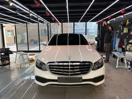 김포랩핑 전문샵 제노사이드 벤츠 E클래스 E300 3M2080 루프스킨 시공으로 깔끔한 루프라인 완성 시켜주기 / 김포시 장기동