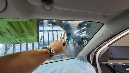 김포 프리미엄 썬팅 전문점 제노사이드 더넥스트스파크 썬팅재시공시원한 블루블랙 컬러의 세인트아모 아쿠아82 열차단썬팅 / 김포시 장기동