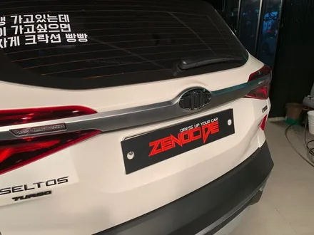 김포 장기동 튜닝멀티샵  기아  셀토스 엠블럼 제거  및  이니셜튜닝 그릴 래핑 타이어 레터링 브렌톤3세대 포인트 래핑 제노사이드에서 시공 / 김포시 장기동