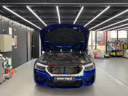 김포 랩핑전문샵 제노사이드 BMW M5 (F90) 그릴 유광 블랙 랩핑 (크롬죽이기/크롬없애기) / 김포시 장기동