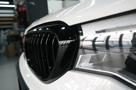 김포 랩핑전문샵 제노사이드 BMW 5시리즈 그릴 부분랩핑/랩핑     3M 유광 블랙 시공으로 스포티함 포인트 주기 / 김포시 장기동
